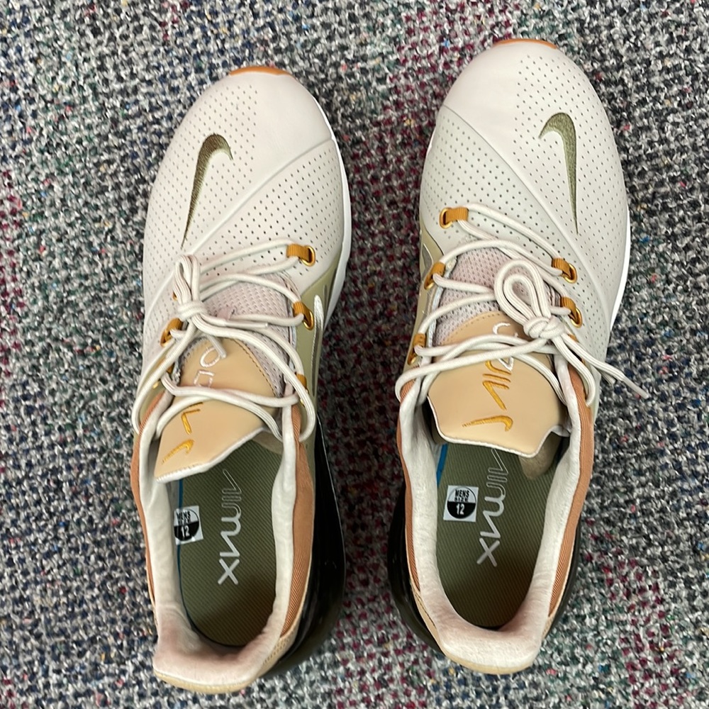Nike - Picture 4 of 7
